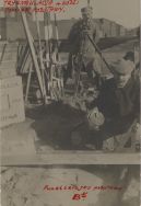 Wacław Bobrowski (przy teodolicie) podczas ostatnich czynności na punkcie &bdquo;Bn&rdquo; przy pomiarze długości podstawy (bazy) sieci triangulacyjnej, 7 listopada 1918 r.