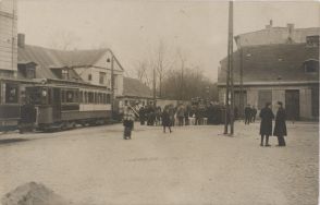 Wyładunek betonowych znak&oacute;w geodezyjnych na G&oacute;rnym Rynku (Plac Reymonta), 1920 r.