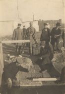 Początek pomiaru długości IX (ostatniej) sekcji bazy sieci triangulacyjnej. Przy teodolicie inż. Wacław Bobrowski, protokołuje technik Włodzimierz Jastrzębski, na krawędzi wykopu siedzi (po prawej)  Franciszek Walicki.