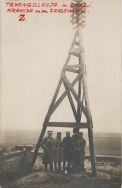 Kierownik Oddziału Pomiar&oacute;w inż. Franciszek Walicki z grupą oficer&oacute;w na punkcie &bdquo;Z&rdquo; sieci triangulacyjnej położonym na cmentarzu zakrzewskim, 1919 r.
