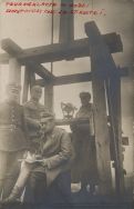Stanowisko teodolitu na będącej w budowie wieży kościoła św. Stanisława Kostki, podczas pomiaru kąt&oacute;w sieci triangulacyjnej w 1919 r.