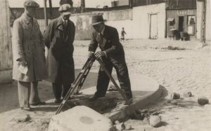 Powt&oacute;rny pomiar podstawy ł&oacute;dzkiej sieci triangulacyjnej przeprowadzony przez geodet&oacute;w Oddziału Pomiar&oacute;w pod kierownictwem inż. Wacława Bobrowskiego. Skrzyżowanie ul. Kopcińskiego z Pomorską, wrzesień 1933 r.