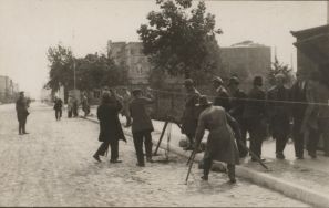 Powt&oacute;rny pomiar podstawy ł&oacute;dzkiej sieci triangulacyjnej przeprowadzony przez geodet&oacute;w Oddziału Pomiar&oacute;w pod kierownictwem inż. Wacława Bobrowskiego. Skrzyżowanie ul. Kopcińskiego z Pomorską, wrzesień 1933 r.