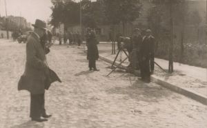 Powt&oacute;rny pomiar podstawy ł&oacute;dzkiej sieci triangulacyjnej przeprowadzony przez geodet&oacute;w Oddziału Pomiar&oacute;w pod kierownictwem inż. Wacława Bobrowskiego. Skrzyżowanie ul. Kopcińskiego z Pomorską, wrzesień 1933 r.