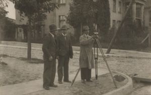 Powt&oacute;rny pomiar podstawy ł&oacute;dzkiej sieci triangulacyjnej przeprowadzony przez geodet&oacute;w Oddziału Pomiar&oacute;w pod kierownictwem inż. Wacława Bobrowskiego. Skrzyżowanie ul. Kopcińskiego z Pomorską, wrzesień 1933 r.