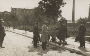 Powt&oacute;rny pomiar podstawy ł&oacute;dzkiej sieci triangulacyjnej przeprowadzony przez geodet&oacute;w Oddziału Pomiar&oacute;w pod kierownictwem inż. Wacława Bobrowskiego. Skrzyżowanie ul. Kopcińskiego z Pomorską, wrzesień 1933 r.