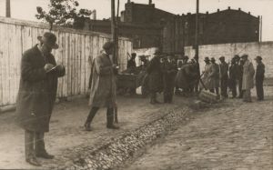 Powt&oacute;rny pomiar podstawy ł&oacute;dzkiej sieci triangulacyjnej przeprowadzony przez geodet&oacute;w Oddziału Pomiar&oacute;w pod kierownictwem inż. Wacława Bobrowskiego. Skrzyżowanie ul. Kopcińskiego z Pomorską, wrzesień 1933 r.