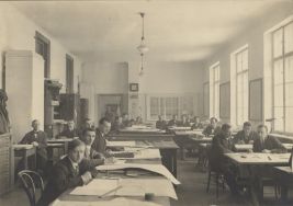  Nowa pracownia (kreślarnia) Oddziału Pomiar&oacute;w mieszcząca się w budynku Magistratu Miasta Łodzi przy pl. Wolności 14 (obecnie Muzeum Archeologiczne i Etnograficzne w Łodzi), 1924 r.