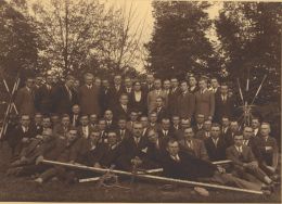 Pracownicy Oddziału Pomiar&oacute;w na pamiątkowej fotografii, wykonanej latem 1928 r. na Polesiu Konstantynowskim (w parku im. J. Piłsudskiego), podczas obchod&oacute;w 10-lecia miejskiej służby geodezyjnej.