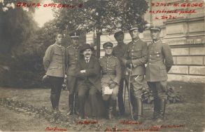 Franciszek Walicki i Wacław Bobrowski w otoczeniu oficer&oacute;w z kurs&oacute;w mierniczych Instytutu Wojskowo &ndash; Geograficznego wykonujących pomiary w Łodzi latem 1919 r.